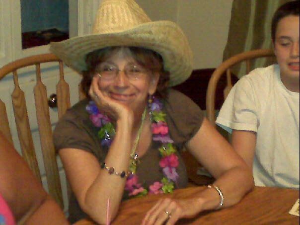 /images/pfpphotos/uploads/FP0030/FP0030.Gall.Anne Mates with straw hat.jpg